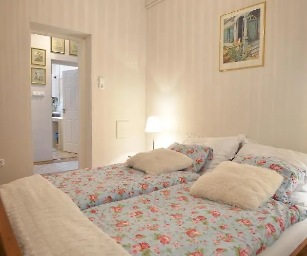 Janicsar Garden Apartment *