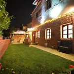 Janicsar Garden Apartment *