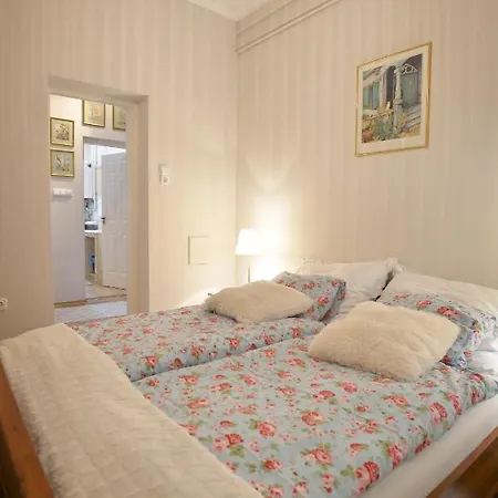 Janicsar Garden Apartment *