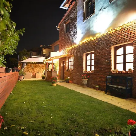 Janicsar Garden Apartment *